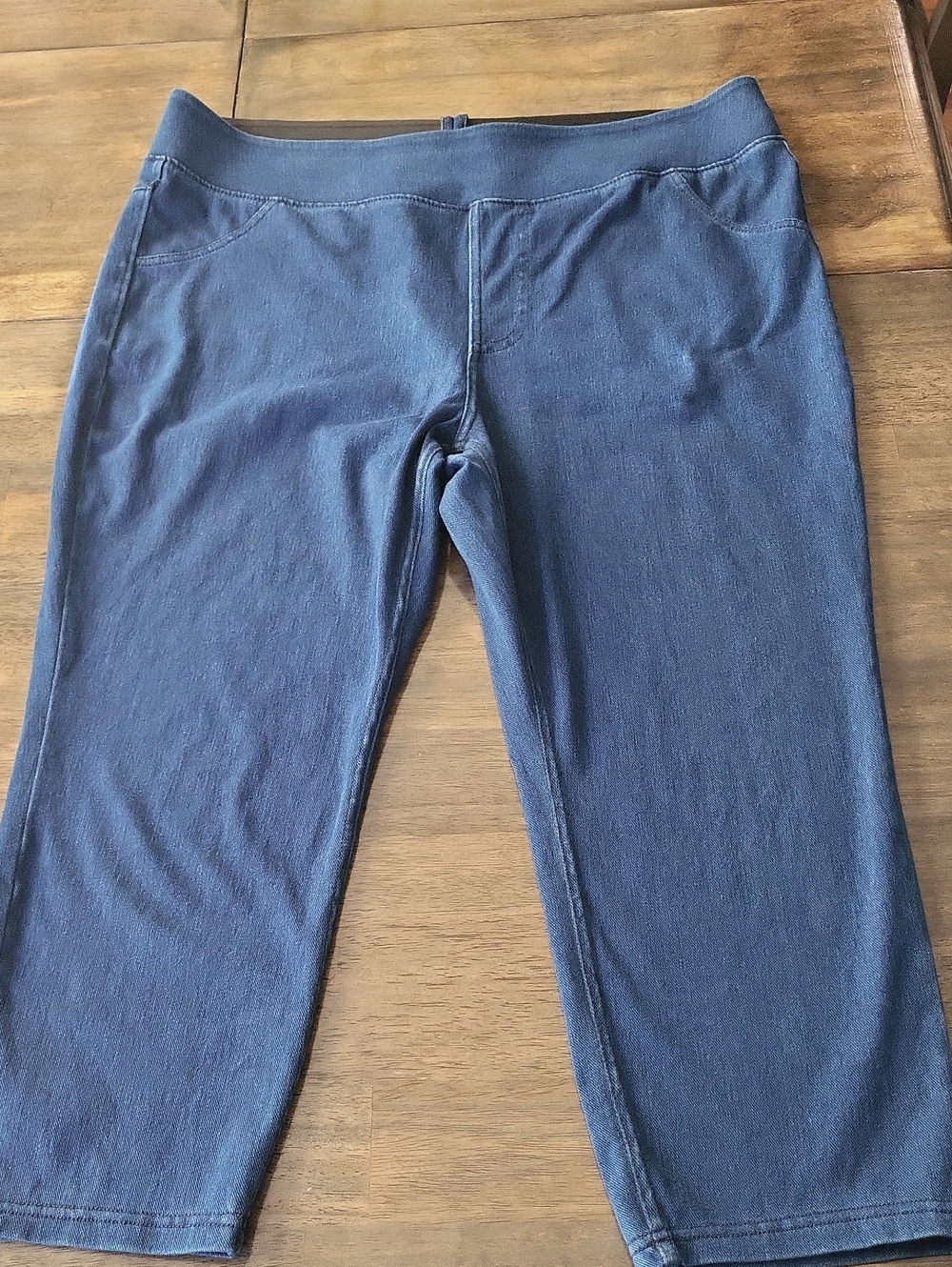 HALARA Navy Blue Cropped Pull-On CAPRIS
